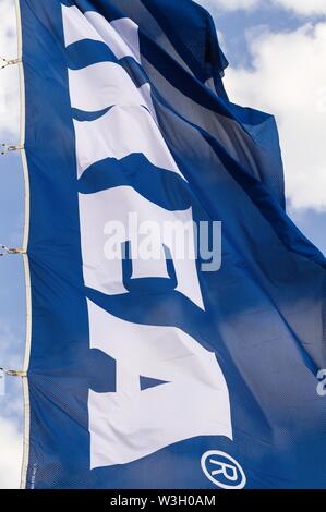 Bucarest, Roumanie - 24 juin 2019 : drapeaux Ikea sont vus dans le jour de l'ouverture du magasin IKEA Pallady, qui est la deuxième à Bucarest et d'ailleurs je Banque D'Images