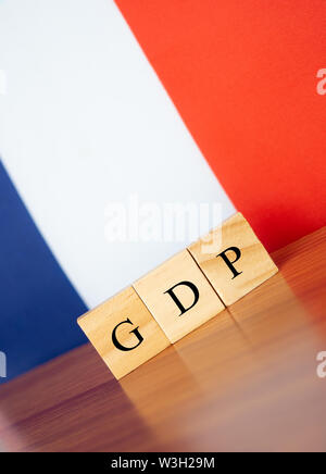 Produit intérieur brut (PIB) de la France dans un bloc en bois lettres sur le tableau, comme un arrière-plan du pavillon France Banque D'Images