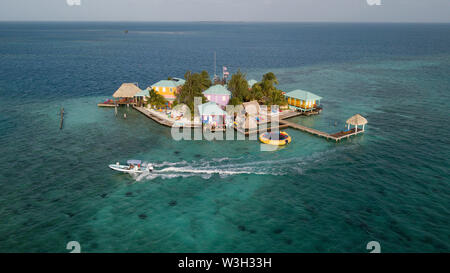 Placencia, Belize. 5 juillet, 2019. Un bateau transporte des passagers de la gare de Kings Lewey's Island Resort, situé à environ 12 milles au large de la côte de Placencia, Belize, 05 juillet 2019. Photo : Josh Edelson/ZUMA/Alamy Fil Live News Banque D'Images