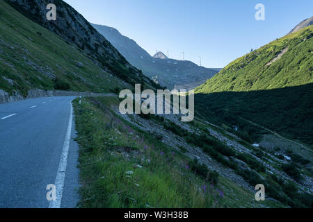 Route jusqu'au sommet du col de Nufenen depuis le village d'Ulrichen, Suisse, Alpes Banque D'Images