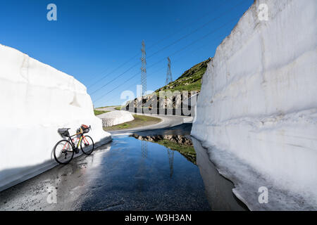 Montée au sommet du col de Nufenen depuis le village d'Ulrichen, Suisse, Alpes Banque D'Images