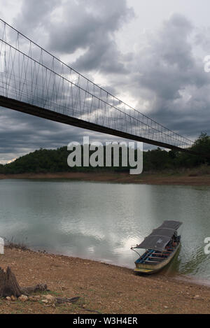 Voile à terre sous le pont de corde, Kang Krajarn Parc national du réservoir, Petchaburi, la Thaïlande. Banque D'Images