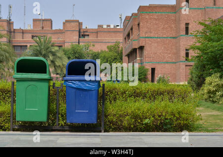 Le gouvernement de Delhi a installé de nombreuses poubelles vertes et bleues dans toute la ville, celle-ci dans un institut d'enseignement. Banque D'Images