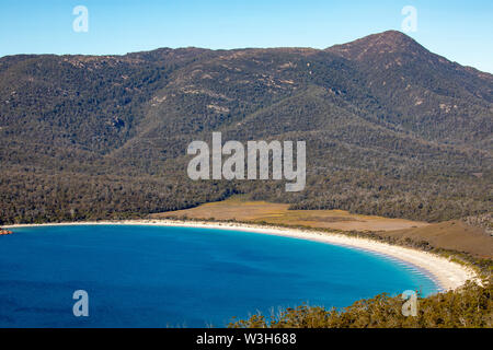 Wineglass Bay dans le parc national de Freycinet Tasmanie sur un ciel bleu winters day,Tasmanie, Australie Banque D'Images