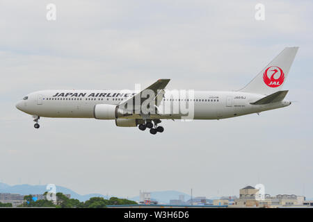 Osaka, Japon - Jun 26, 2019. Japan Airlines JA615J (Boeing 767-300ER) L'atterrissage à l'aéroport de Osaka Itami (ITM). Banque D'Images