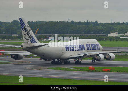 Tokyo, Japon - Jul 4, 2019. N344KD Western Global Airlines Boeing 747-400 F le roulage sur la piste de l'aéroport Narita de Tokyo (NRT). Banque D'Images