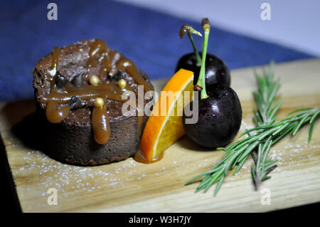 Gâteau au chocolat ou avec garniture au caramel brownie Banque D'Images