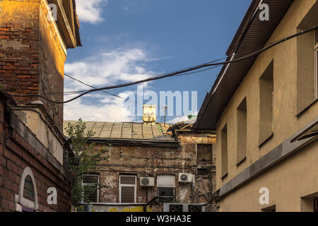 Climatiseurs sur un mur de briques. Cour intérieure du trimestre construit au xixe siècle. Sur le site, l'architecture du bâtiment, la ventilation. Banque D'Images