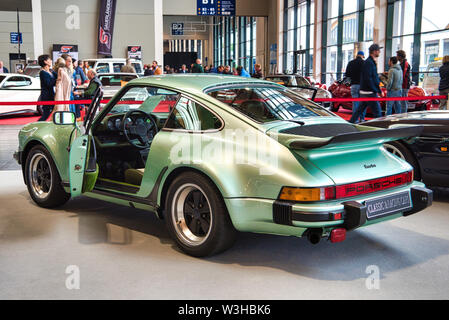 FRIEDRICHSHAFEN - Mai 2019 : blanc vert clair 930 1977 Porsche 911 Turbo coupé à Motorworld Classics Bodensee le 11 mai 2019 à Friedrichshafen, Allemagne Banque D'Images