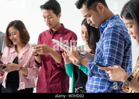 Meilleur ami handphone tenant un téléphone cellulaire à titre individuel Banque D'Images