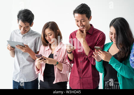 Meilleur ami handphone tenant un téléphone cellulaire à titre individuel Banque D'Images