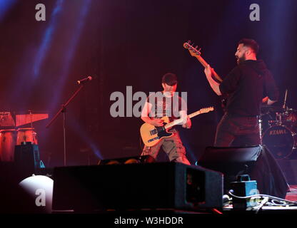 Tirana, Albanie. 15 juillet, 2019. Un groupe joue sur la place Skanderbeg à Tirana, Albanie, 15 juillet 2019. Le concert organisé par Digtalb l'Albanie et canal supérieur a eu lieu le 15 juillet à Tirana. Credit : Zhang Liyun/Xinhua/Alamy Live News Banque D'Images