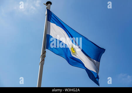 Drapeau de l'Argentine. Symbole national argentin en agitant le jour de la libération contre le ciel bleu clair, journée ensoleillée Banque D'Images