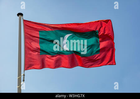 Maldives drapeau, symbole national du Malawi en agitant contre ciel bleu clair, journée ensoleillée Banque D'Images