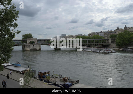 Bateau d'excursion sur la Seine à l'Étang Bir Hakeim, Paris, France Banque D'Images