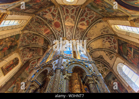 Intérieur de l'église ronde décorée de la peinture et de la sculpture gothique tardive (Couvent du Christ à Tomar) Banque D'Images