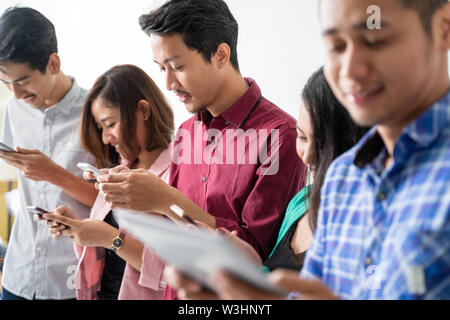 Meilleur ami handphone tenant un téléphone cellulaire à titre individuel Banque D'Images