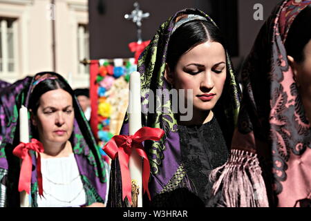 1 mai 2019 : 363° édition de Sant'Efisio/religieuse défilé folklorique à Cagliari. Femme élégante participe à la parade Banque D'Images