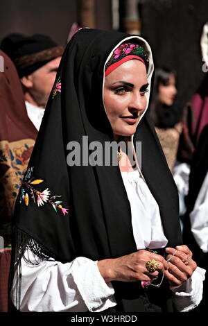 1 mai 2019 : 363° édition de Sant'Efisio/religieuse défilé folklorique à Cagliari. Smiling woman wearing costume traditionnel participe à la parade Banque D'Images