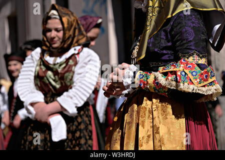 1 mai 2019 : 363° édition de Sant'Efisio/religieuse défilé folklorique à Cagliari. Détail de vêtements d'une femme élégante à la parade Banque D'Images