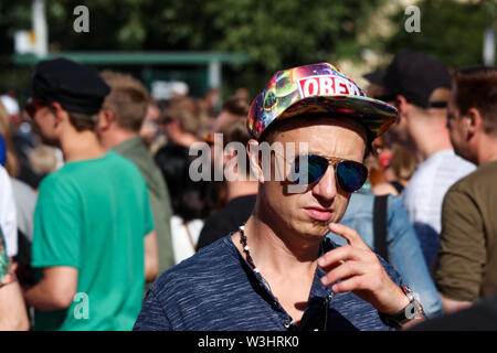 L'homme avec des lunettes à Kallio Block Party 2017 à Helsinki, Finlande Banque D'Images