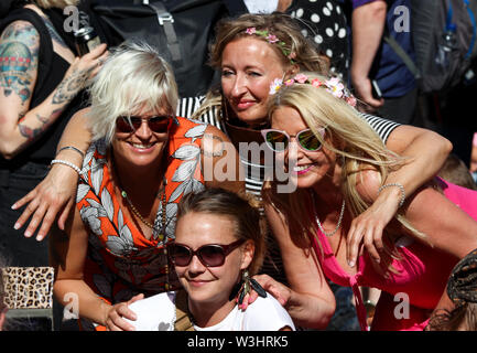 Les femmes qui posent pour l'appareil photo à Kallio Block Party 2017 à Helsinki, Finlande Banque D'Images