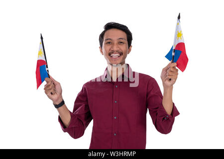 Jeune homme asiatique avec smile holding philippines drapeau sur fond isolé Banque D'Images