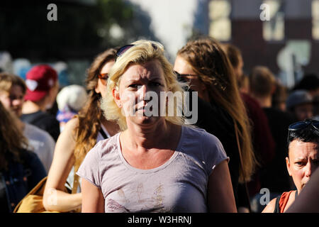 Hot woman looking at camera à Kallio Block Party 2017 à Helsinki, Finlande Banque D'Images