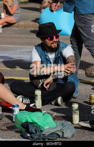 Jeune homme avec des lunettes roses à Kallio Block Party (2017) à Helsinki, Finlande Banque D'Images