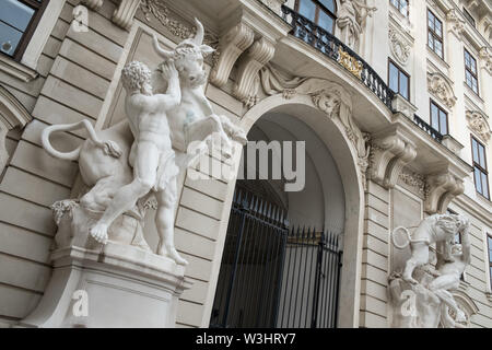 Hercules et crétoise, Innerer Burghof sculpture Bull, le palais impérial de Hofburg, de l'aile de la chancellerie impériale, Vienne, Autriche Banque D'Images