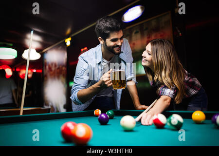Happy young man playing snooker avec sa petite amie. Heureux couple aimant. Banque D'Images