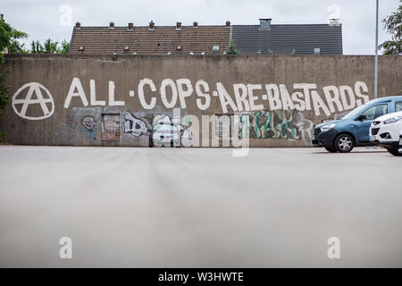 Herne, Allemagne. 16 juillet, 2019. "Tous les flics sont des bâtards" est écrit sur un mur. Jeunes policiers de la police de Bochum lutte contre les graffitis avec l'abréviation "dérogatoire" ACAB, qui signifie "Tous les flics sont des bâtards". Les fonctionnaires d'abord vouloir documenter et consigner la fréquence et où l'offensive des slogans peuvent être trouvés dans les villes de Bochum, Herne et Witten. Crédit : Marcel Kusch/dpa/Alamy Live News Banque D'Images