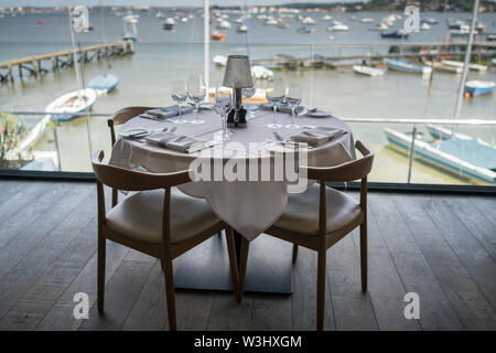 Table dans le restaurant de Rick Stein au Sandbanks Poole, UK Banque D'Images