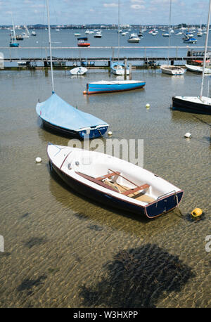 Bateaux amarrés dans le port de Poole, Sandbanks Banque D'Images