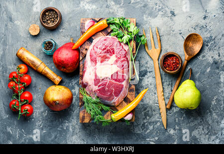 Les steaks de boeuf cru frais sur planche à découper en bois.Raw Ribeye Steak de boeuf avec les assaisonnements Banque D'Images