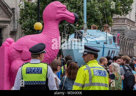 Londres, Royaume-Uni. 15 juillet 2019. La présence policière est faible et généralement de bonne humeur - un géant dodo rose arrive pour représenter le potentiel et l'extinction des exctinctions - bloc de rébellion à l'extérieur de la rue du Parc Royal Courts of Justice dans le cadre d'un nouveau cycle de manifestations de l'environnement, avec leur nouveau bateau bleu le Polly Higgins - du nom d'une femme qui est morte du cancer sur la protestation avril tout en faisant la promotion de son idée d'un écocide droit. Crédit : Guy Bell/Alamy Live News Banque D'Images