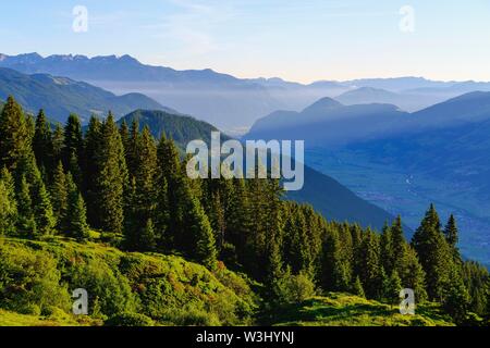 Zillertal avec vue sur la vallée de l'Inn, à partir de la Zillertaler Hohenstrasse près de Kaltenbach, à gauche de Rofan, Tyrol, Autriche Banque D'Images