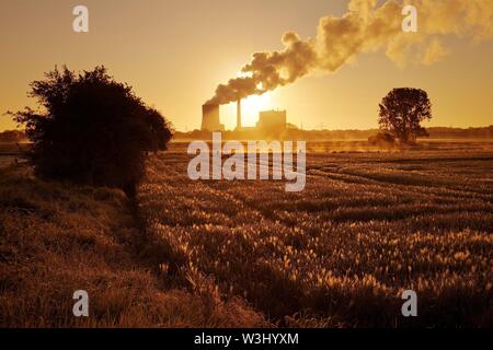 Heyden power plant au lever du soleil, une centrale à charbon, le réchauffement climatique, l'élimination progressive du charbon, Werder, Rhénanie du Nord-Westphalie, Allemagne Banque D'Images
