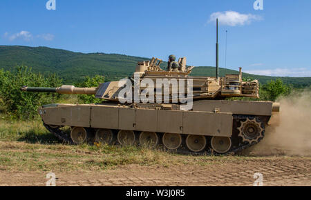 D'un M1 Abrams tank assigné à 1er Bataillon, 16e Régiment d'infanterie, 1st Armored Brigade Combat Team, 1ère Division d'infanterie au cours de manœuvres 19 Lion Platinum à Novo Selo, Bulgarie, le 12 juillet 2019. Le platine est un Lion-bulgare a accueilli l'exercice maritime multinational visant à améliorer l'interopérabilité opérationnelle et tactique entre les unités participantes. (U.S. Photo de l'armée par le sergent. Vrai Thao) Banque D'Images