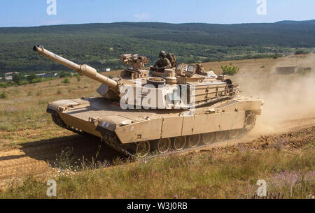 D'un M1 Abrams tank assigné à 1er Bataillon, 16e Régiment d'infanterie, 1st Armored Brigade Combat Team, 1ère Division d'infanterie au cours de manœuvres 19 Lion Platinum à Novo Selo, Bulgarie, le 12 juillet 2019. Le platine est un Lion-bulgare a accueilli l'exercice maritime multinational visant à améliorer l'interopérabilité opérationnelle et tactique entre les unités participantes. (U.S. Photo de l'armée par le sergent. Vrai Thao) Banque D'Images