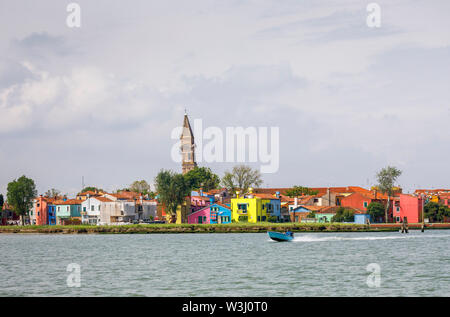 Avis de Burano, une petite île pittoresque dans la lagune de Venise, Venise, Italie avec le campanile de pise de l'église de San Martino sur l'horizon Banque D'Images
