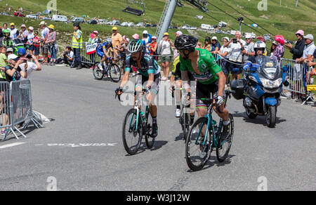 Col du Tourmalet France-July,27,2018 : groupe de cyclistes y compris Peter Sagan en maillot vert l'ascension de la route de Col du Tourmalet lors de l'étape 19 du Tour de France 2018. Banque D'Images