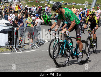 Col du Tourmalet France-July,27,2018 : groupe de cyclistes y compris Peter Sagan en maillot vert l'ascension de la route de Col du Tourmalet lors de l'étape 19 du Tour de France 2018. Banque D'Images