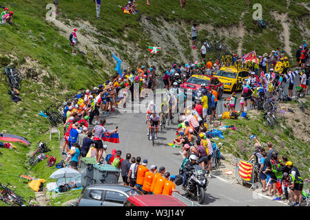 Col du Turmalet, France - le 27 juillet 2018 : l'échappée avec Julian Alaphilippe dans Polka-Dot-Jersey, escalade la route au Col du Tourmalet dans les Pyrénées au cours de la 19 Étape du Tour de France 2018. Banque D'Images