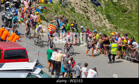 Col du Turmalet, France - le 27 juillet 2018 : l'échappée avec Julian Alaphilippe dans Polka-Dot-Jersey, escalade la route au Col du Tourmalet dans les Pyrénées au cours de la 19 Étape du Tour de France 2018. Banque D'Images