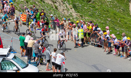 Col du Turmalet, France - le 27 juillet 2018 : l'échappée avec Julian Alaphilippe dans Polka-Dot-Jersey, escalade la route au Col du Tourmalet dans les Pyrénées au cours de la 19 Étape du Tour de France 2018. Banque D'Images