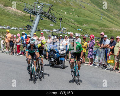 Col du Tourmalet France-July,27,2018 : groupe de cyclistes y compris Peter Sagan en maillot vert l'ascension de la route de Col du Tourmalet lors de l'étape 19 du Tour de France 2018. Banque D'Images