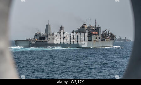 190630-M-QS181-1171 GOLFE D'ADEN (30 juin 2019) La San Antonio-class dock transport amphibie USS John P. Murtha (LPD 26) (à gauche) reçoit le carburant et les approvisionnements à partir de la classe de Lewis et Clark dry cargo ship USNS Cesar Chavez (T-AKE-14) au cours d'un ravitaillement en mer. Le boxeur groupe amphibie et le 11e MEU sont déployés dans le domaine de la 5e flotte américaine des opérations à l'appui des opérations navales pour assurer la stabilité et la sécurité maritime dans la région Centrale, reliant la Méditerranée et le Pacifique à travers l'ouest de l'Océan indien et trois points d'étranglement stratégiques. (U.S. Marine Corps Banque D'Images