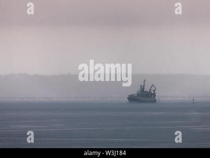 Crosshaven, Cork, Irlande. 16 juillet, 2019. Trawler Buddy M retourne sous un ciel couvert matin de la mer celtique avec des prises d'aiglefin et de merlan à Crosshaven, co Cork, Irlande. Crédit : David Creedon/Alamy Live News Banque D'Images