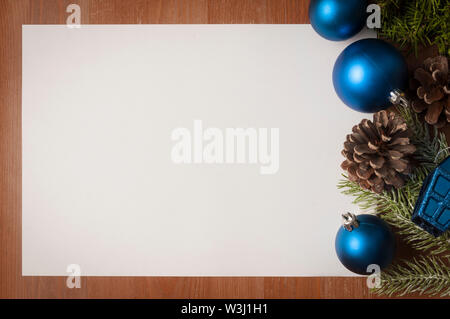 Bleu et Vert Noël décorations sur table en bois avec grande carte blanche comme copy space Banque D'Images